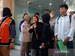 Tangis Keluarga Korban Kebakaran Tebet Pecah saat Terima Jenazah di RS Polri