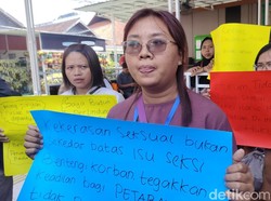 Keluarga Korban Sodomi Ketua RW Datangi PN Malang Tuntut Keadilan