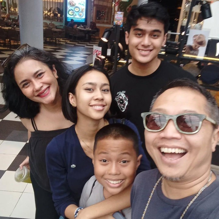 <p>Penyanyi Sandhy Sondoro pernah menikah dengan Ade Sechan dan dikaruniai seorang anak laki-laki bernama Aeshan Sachiarputra Soendhoro. Sebelum menikah dengan Sandhy, Ade diketahui telah dikaruniai dua anak, yakni Syachraafi Ardiputra dan Kiandra Adrianaputri. (Foto: Instagram @kiandraadriana/ @sandhysondoro_official)</p>