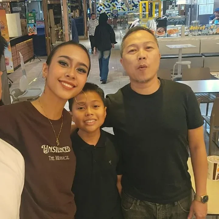<p>Melalui unggahan di Instagram, Sandhy menunjukkan keakraban dengan ketiga anaknya. Secara khusus, pria 51 tahun ini mengungkap rasa bangganya pada sang putri yang telah menyelesaikan pertunjukan musikal. "Selamat untuk putriku tercinta. Kami semua sangat bangga denganmu," tulisnya. (Foto: Instagram @kiandraadriana/ @sandhysondoro_official)</p>