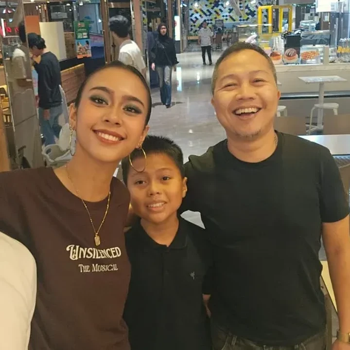 <p>Meski Sandhy dan Ade telah bercerai, keduanya masih menjalin hubungan baik, Bunda. Sandhy bahkan masih dekat dengan dua anak sambungnya, yakni Syachraafi dan Kiandra. Baru-baru ini, Sandhy membagikan momen saat menonton pertunjukkan musikal putri sambungnya Kiandra. (Foto: Instagram @kiandraadriana/ @sandhysondoro_official)</p>