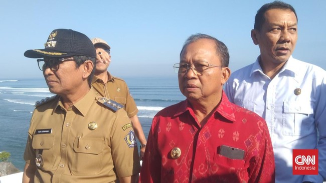 Gubernur Bali I Wayan Koster memimpin pembongkaran bangunan yang berlokasi di Pantai Bingin, Kabupaten Badung, Bali, pada Senin (21/7).