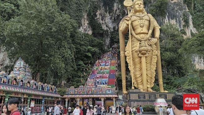 Jika Indonesia punya Jakarta Murugan Temple, maka Malaysia memiliki Batu Caves, yang merupakan serangkaian gua dan kuil yang didedikasikan untuk Dewa Murugan.