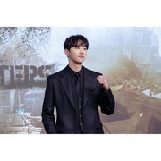 Lee Jun Young Sampaikan Permintaan Maaf Usai 'Insiden' Piala di Blue Dragon Series Awards 2025