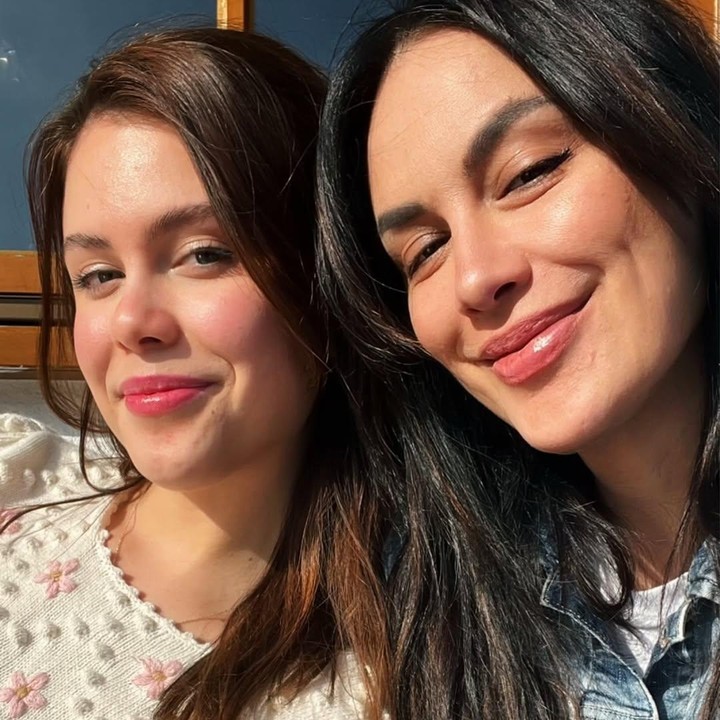 <p>Belum lama ini, Manuella membagikan potret kebersamaannya dengan sang Bunda di media sosial. Di potret terbarunya, perempuan kelahiran September 2005 ini menunjukkan parasnya yang cantik dan mirip sang Bunda. (Foto: Instagram @manuellaazizaa)</p>