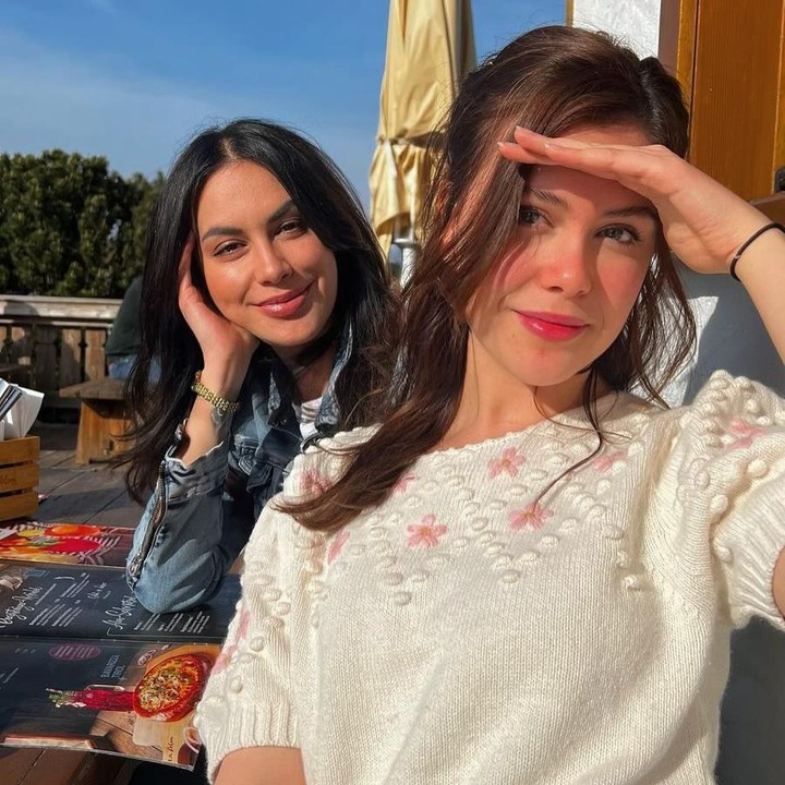 <p>Manuella memiliki paras blasteran yang cantik mirip sang Bunda dan ayahnya Michael Villareal. Tak sedikit netizen memuji paras Manuella yang tahun ini usianya genap 20 tahun. "Cantik," tulis akun @ni***. "<em>Beautiful Manu, always</em>," ujar @mas****. (Foto: Instagram @manuellaazizaa)</p>