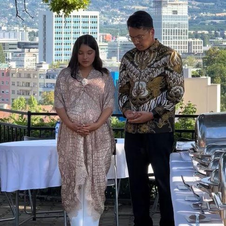<p>Nadia mengatakan bahwa acara ini memang sengaja digelar untuk meminta doa agar proses persalinan pertamanya bisa lancar. "Yang penting kan supaya orang-orang <em>doain</em> aja biar proses persalinannya lancar karena jujur gue <em>deg-degan</em> banget. Tapi ya doa-doa tadi bantu <em>nguatin</em> gue," katanya. (Foto: TikTok @nadiasoekarno)</p>