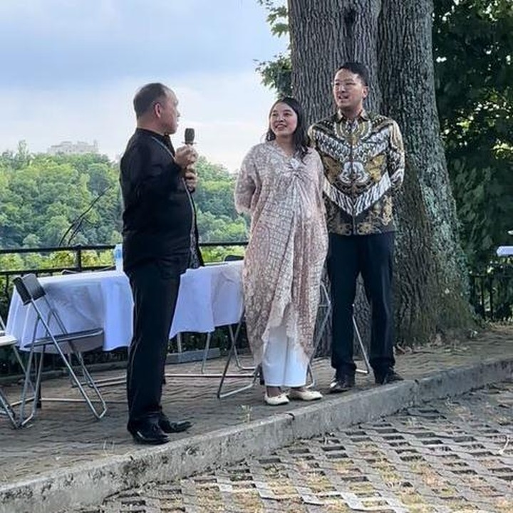<p>Baru-baru ini, Nadia dan sang suami Kama Sukarno menggelar acara mitoni tujuh bulan kehamilan di Swiss. Acara ini berlangsung sederhana di halaman gedung perwakilan diplomatik atau Permanent Mission Republik Indonesia yang ada di Geneva, Swiss. (Foto: TikTok @nadiasoekarno)</p>