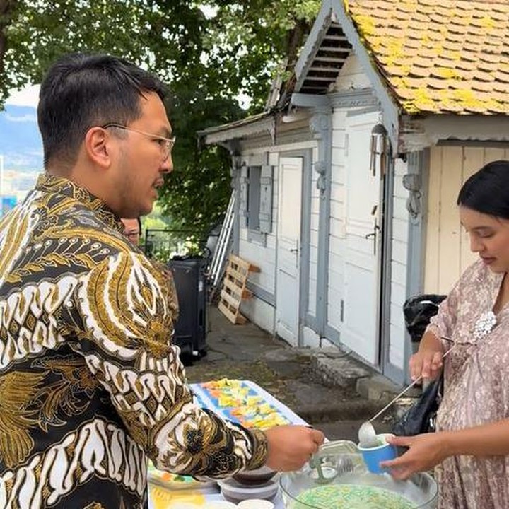 <p>Nadia dan Kama benar-benar menyiapkan semua acara mitoni sendiri. Keduanya bahkan menatap rujak buah dan es dawet tanpa bantuan orang lain. Pasangan yang menikah pada 28 Januari 2024 ini tampaknya ingin merasakan pengalaman mitoni untuk pertama kalinya. (Foto: TikTok @nadiasoekarno)</p>