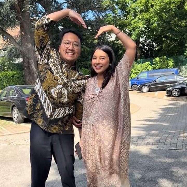 <p>Aktris dan model Nadia Soekarno tengah menikmati kehamilan pertamanya di Swiss. Usia kehamilan putri pasangan Ekki Soekarno dan Soraya Haque ini sudah memasuki trimester ketiga, Bunda. Perlu diketahui, Nadia menetap di Swiss untuk mendampingi suaminya yang bekerja sebagai diplomat muda di sana. (Foto: TikTok @nadiasoekarno)</p>