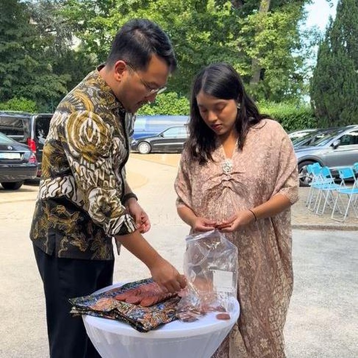<p>Nadia dan sang suami menyiapkan semua perlengkapan mitoni sendirian dengan peralatan yang sederhana. Beberapa barang yang disiapkan di antaranya adalah kelapa dan koin tanah liat khas mitoni untuk membeli makanan saat acara berlangsung. "<em>Alhamdulillah</em> kemarin teman aku bisa bawain koin tanah liat untuk orang-orang beli rujak dan dawet yang bakal dijual," kata Nadia dalam video yang diunggahnya. (Foto: TikTok @nadiasoekarno)</p>