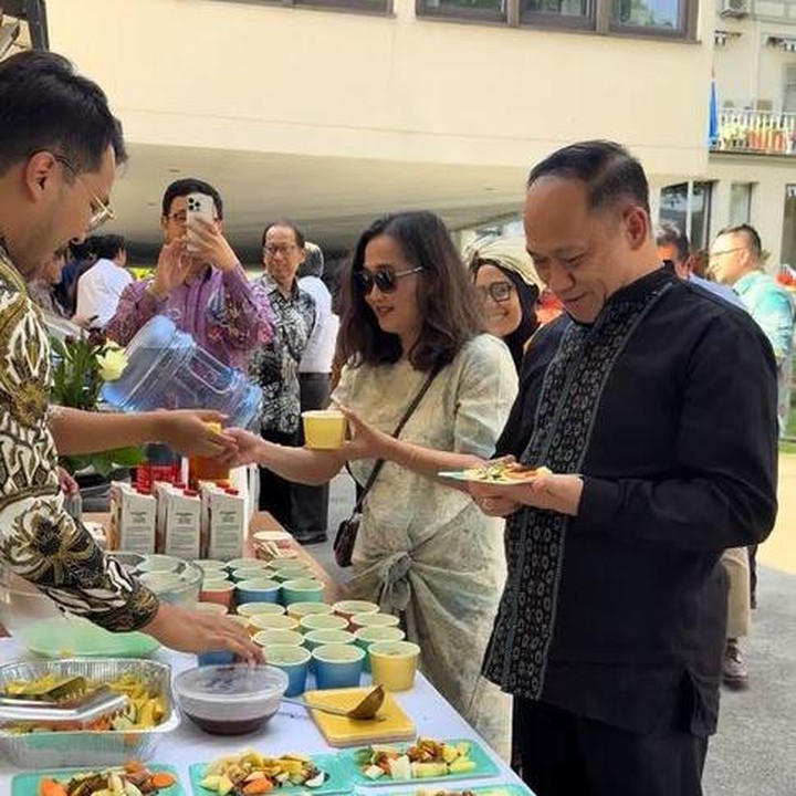 <p>Selain rujak dan es dawet, Nadia dan suami juga menyiapkan prasmanan makanan Indonesia. Keduanya sengaja membeli makanan dari restoran Indonesia di Swiss untuk santapan tamu yang hadir, Bunda. (Foto: TikTok @nadiasoekarno)</p>