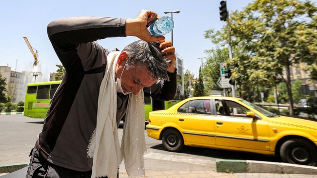 Panas Ekstrem di Iran Tembus 50 Derajat Celsius, Sekolah-Kantor Libur Iran sedang menghadapi gelombang panas ekstrem tembus hingga 50 derajat Celsius belakangan ini.