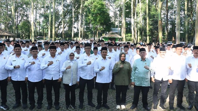 Pelantikan di Situ Cisanti menjadi simbol komitmen Pemkab Bandung dalam menjaga kelestarian lingkungan dan membangun pemerintahan yang bersih dan berkelanjutan.