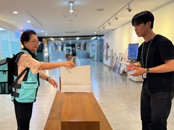 Strong! Lansia 64 Tahun jadi Pengantar Makanan sambil Jalan Kaki