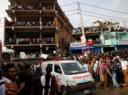 Video: Kepanikan Warga Bangladesh Saat Pesawat Latih Jatuh-Terbakar