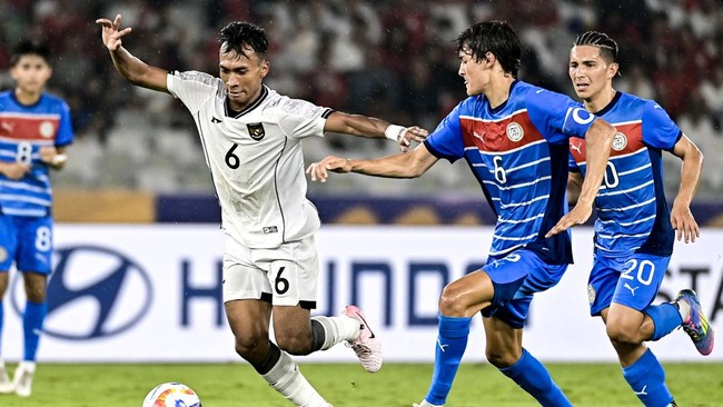 Pelatih Timnas Indonesia U-23, Gerald Vanenburg, menekankan peran vital Robi Darwis dalam permainan, bukan hanya sebagai ahli lemparan jarak jauh.