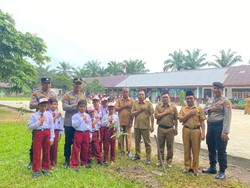 Jadi Pembina Upacara, Polisi Ajak Siswa SD di Inhu Tanam Pohon