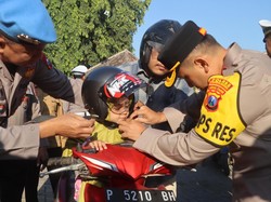 Edukasi Tertib Lalu Lintas Sejak Dini, Siswa di Probolinggo Diberi Helm