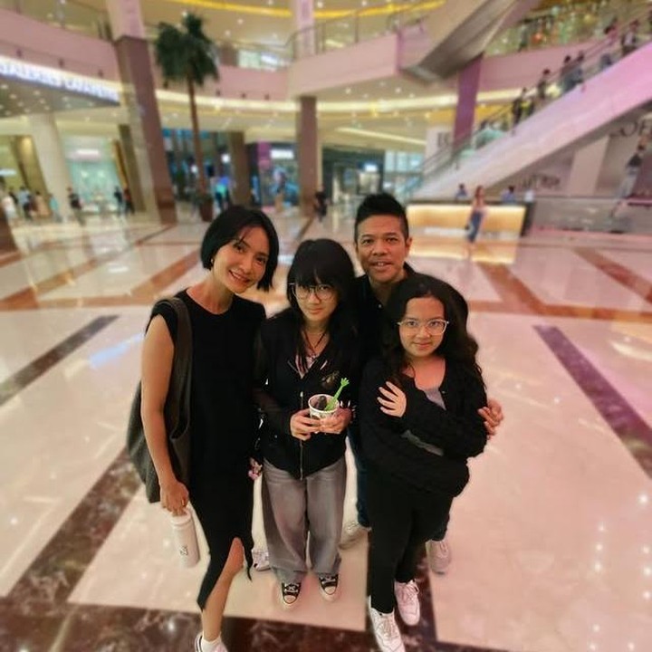 <p>Meski sudah 17 tahun membina rumah tangga, Artika Sari Devi dan Baim tetap tampil mesra dan jauh dari gosip tak sedap. Pasangan ini resmi menikah pada 23 Agustus 2008 dan menjadi orang tua dari dua putri, yakni Sarah Abiela Ibrahim (Abbey) dan Dayana Zoelie Ibrahim (Zoe). (Foto: Instagram @artikasaridevi)</p>