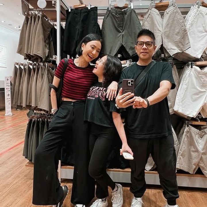 <p>Tak berhenti di situ, pelantun lagu <em>Kau Milikku</em> itu mengatakan dirinya bersyukur memiliki istri seperti Artika Sari Devi karena mampu melengkapinya. "Saya tuh enggak bisa melupakan dia. Kalau saya melupakan dia, saya harus ke kelurahan dulu. Saya yang bucin. Dari awal kita ketemu kayak sudah klop sampai sekarang, saling melengkapi," kata Baim. (Foto: Instagram @artikasaridevi)</p>