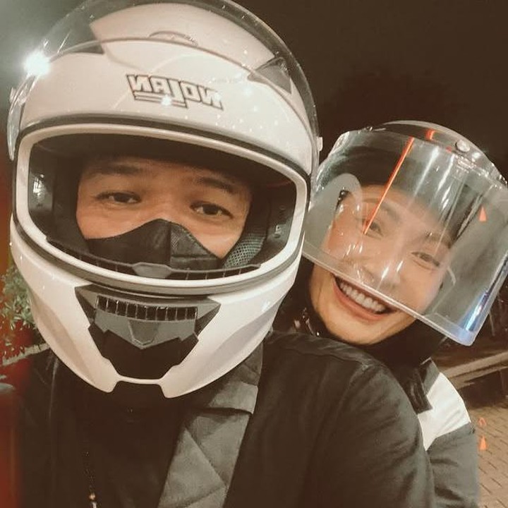 <p>Baim dan Artika pun selalu terlihat dekat dan kompak di berbagai momen. Setelah belasan tahun menikah, mereka tetap harmonis dan saling melengkapi, bikin banyak orang ikut tersenyum lihatnya. (Foto: Instagram @artikasaridevi)</p>