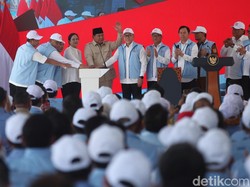 Momen Prabowo Ajak Puan-Bambang Pacul ke Panggung Resmikan Kopdes Merah Putih