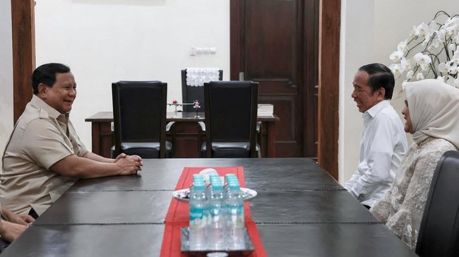 Mensesneg Ungkap Isi Pertemuan Prabowo dan Jokowi di Kertanegara Menteri Sekretaris Negara mengungkapkan isu pertemuan antara Prabowo dan Jokowi di kediaman pribadi Presiden Kertanegara.