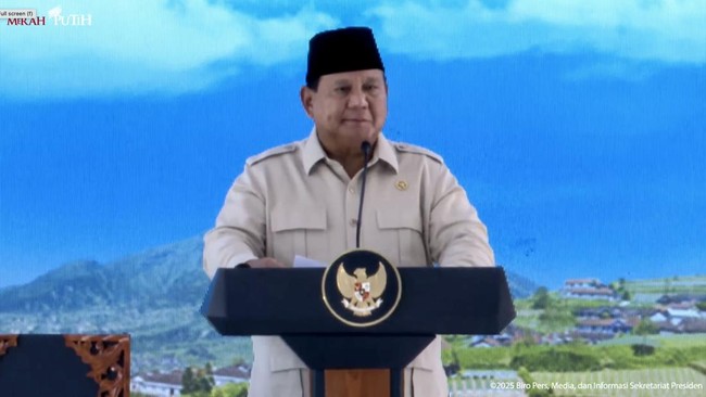 Presiden Prabowo Subianto berkelakar Menteri Keuangan Sri Mulyani selalu stress setiap dipanggil olehnya.