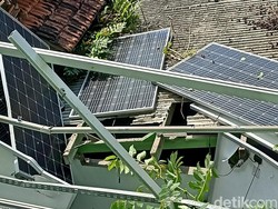 Rangkaian Panel Surya di RSUD dr Soedomo Trenggalek Runtuh