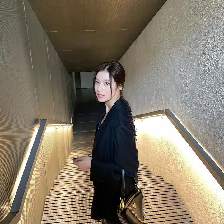 <p>Selain karena pandai menyanyi dan menari, Sana juga menarik perhatian lewat kecantikannya. Hal tersebut diketahui langsung melalui berbagai <em>postingan</em> Sana di akun media sosialnya.&nbsp;(Foto: Instagram@m.by__sana)</p>
