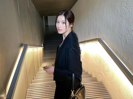 5 Potret Outfit Sana TWICE, Salah Satu Perempuan Tercantik Dunia