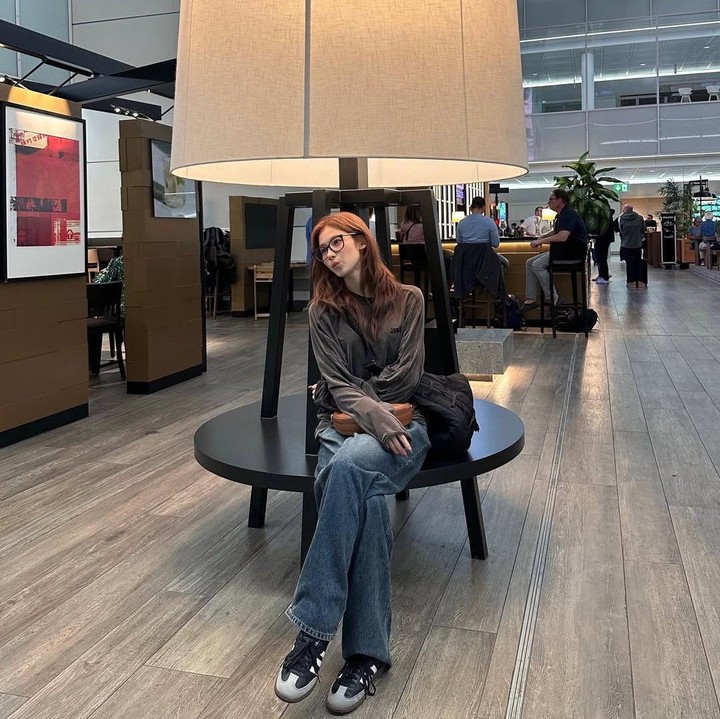<p>Nama Sana mulai dikenal secara global setelah mengawali kariernya dengan debut bersama member TWICE pada 2015. Seiring waktu, perempuan 28 tahun ini berhasil mendapatkan banyak penggemar hingga pengikut di Instagramnya kini sebanyak 12,3 juta.&nbsp;(Foto: Instagram@m.by__sana)</p>