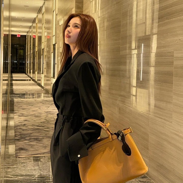 <p>Sana termasuk salah satu idol yang piawai dalam padu-padan <em>outfit.</em> Baik formal maupun <em>casual</em>, perempuan asal Jepang ini selalu menuai pujian. &ldquo;Kamu benar-benar cantik dan sempurna,&rdquo; tulis akun <em>@miri_loves_cobra****.</em> &ldquo;Aku tidak bisa menangani kecantikan seperti itu,&rdquo; tulis akun <em>@jii.w****.&nbsp;</em>(Foto: Instagram@m.by__sana)</p>