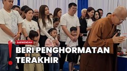Sarwendah Berusaha Tegar di Momen Upacara Tutup Peti Sang Ayah