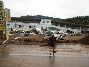 Potret Korsel Porak-poranda, Bak Dihantam Tsunami Potret Korsel Porak-poranda, Bak Dihantam Tsunami