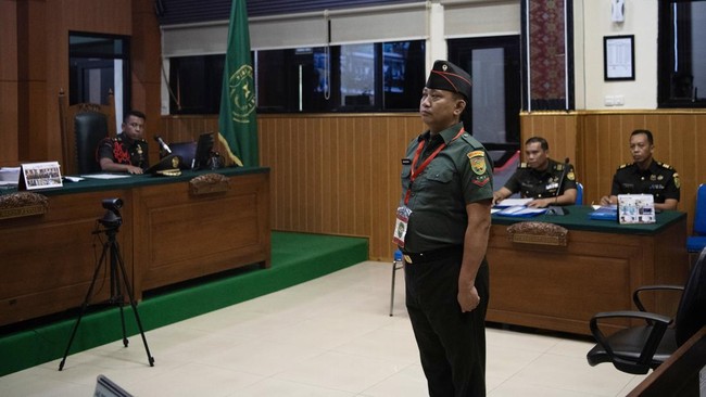 Kopda Bazarsah dituntut hukuman mati atas kasus pembunuhan tiga polisi saat penggerebekan judi. Sidang pembelaan terdakwa atau pleidoi akan digelar pekan depan.