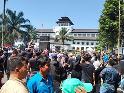 Pekerja Wisata Demo Tuntut Larangan Study Tour di Jabar Dicabut
