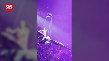 VIDEO: Katy Perry Nyaris Jatuh Kala Terbang di Tengah Konser