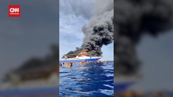 VIDEO: Detik-detik KM Barcelona Terbakar, Penumpang Lompat ke Laut