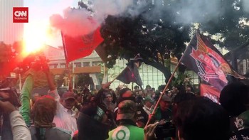 VIDEO: Detik-detik Demo Ojol di Monas Ricuh Diwarnai Nyala Flare