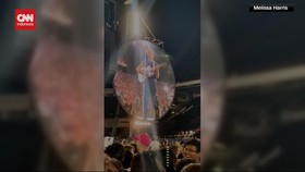 VIDEO: Coldplay Kasih Warning Mau Sorot Penonton Buntut CEO Astronomer
