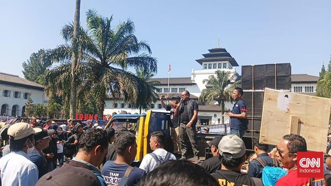 Pekerja Pariwisata Demo Gedung Sate Minta Larangan Study Tour Dicabut Solidaritas Pekerja Pariwisata Jabar unjuk rasa di Gedung Sate menuntut pencabutan larangan study tour.