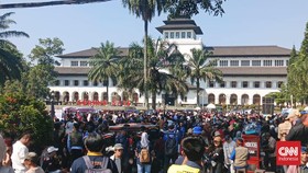 Klakson Telolet Tolak Larangan Study Tour Demul Bisingkan Gedung Sate
