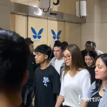 Didampingi Betrand Peto, Ini 7 Momen Pilu Sarwendah Ikut Upacara Tutup Peti Mendiang Ayah