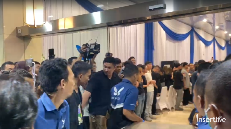 Upacara Tutup Peti Ayah Sarwendah Upacara Tutup Peti Ayah Sarwendah