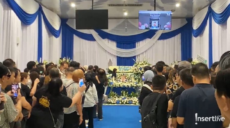 Upacara Tutup Peti Ayah Sarwendah Upacara Tutup Peti Ayah Sarwendah