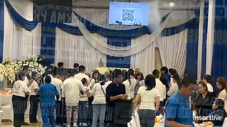 Upacara Tutup Peti Ayah Sarwendah Upacara Tutup Peti Ayah Sarwendah