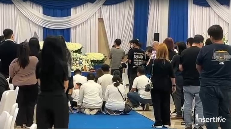 Upacara Tutup Peti Ayah Sarwendah Upacara Tutup Peti Ayah Sarwendah