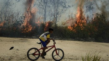 FOTO: Warga Riau Terkungkung Asap Kebakaran Hutan dan Lahan